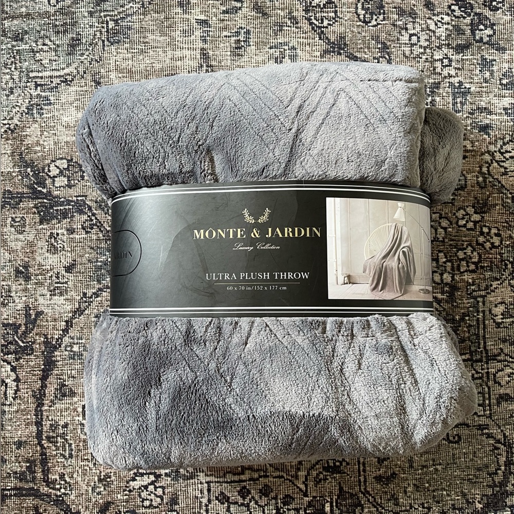 Monte & Jardin Plush Blanket